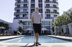 O empresário brasileiro Rogério Darbi no prédio de seu apartamento de dois quartos em Miami.
